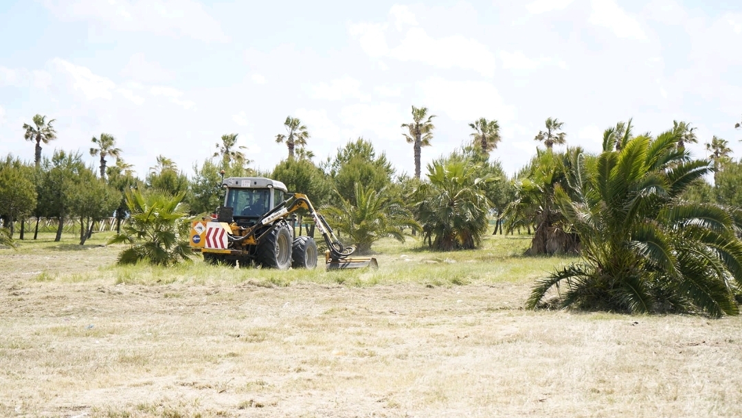 Burriana continúa mejorando la imagen de sus playas de cara al verano