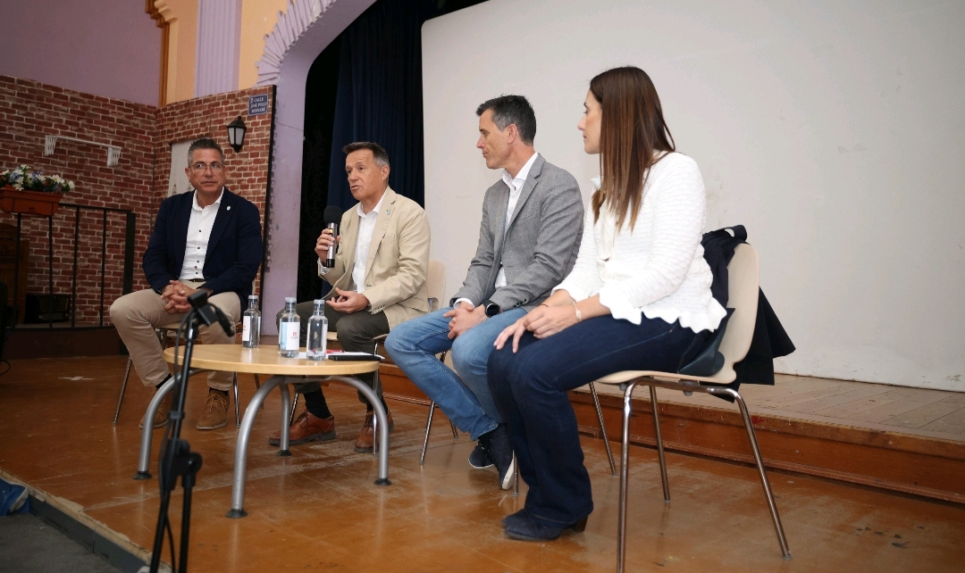 Charla con jóvenes de Burriana en el Colegio Salesianos, Monferrer, alcalde de Burriana