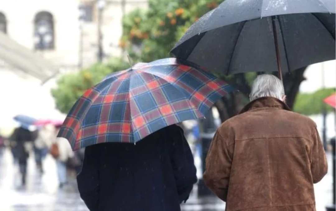 La Aemet lanza avisos a 14 comunidades de España por tormentas y lluvias: las zonas afectadas