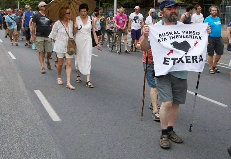 Una marcha proetarra sale de un pueblo de Navarra para pedir el acercamiento de los presos asesinos