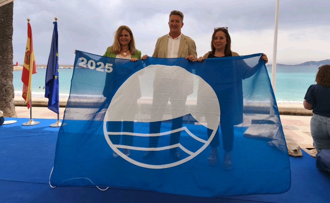 Almassora recibe la bandera azul de la playa de Benafelí