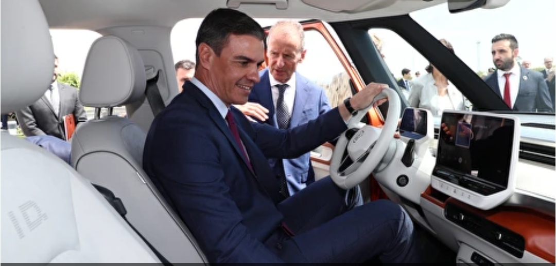 Sánchez entrega el carnet de conducir a Marruecos mientras humilla a los españoles