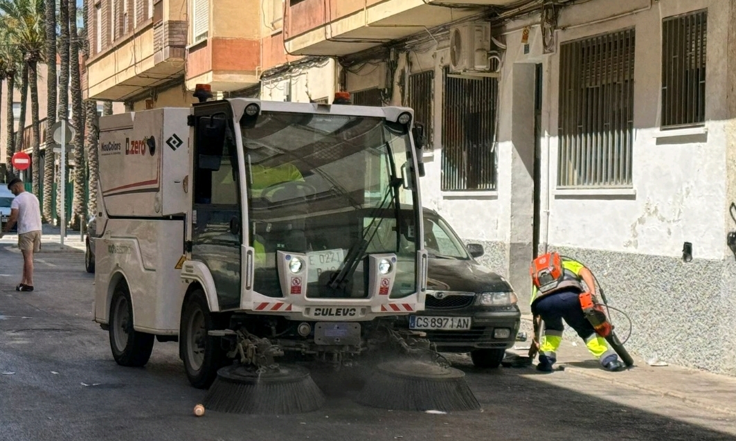 Almassora activa un plan de choque de limpieza viaria tras las fiestas patronales de Santa Quitèria
