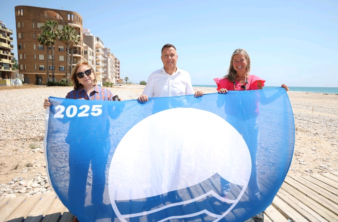 Burriana iza por primera vez tres Banderas Azules para sus playas del Grao, Malvarrosa y El Arenal