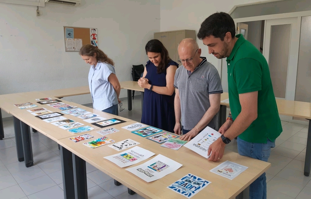 El jurado del XXII Concurso de Diseño de Portada de la Agenda Joven de Almassora se ha reunido para valorar y puntuar