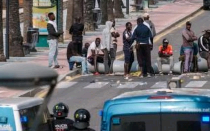Vecinos de Salou se rebelan contra la permisividad del alcalde socialista con la mafia de los manteros