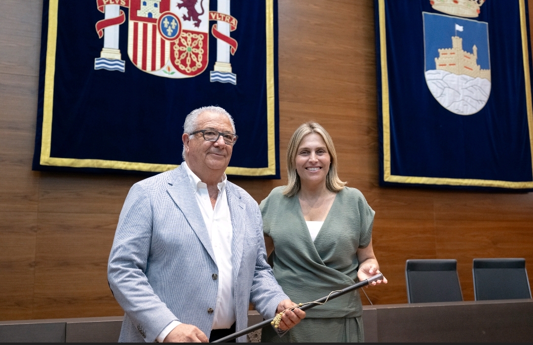Marta Barrachina respalda a Rafael Albert en su toma de posesión como nuevo alcalde del Ayuntamiento de Oropesa del Mar