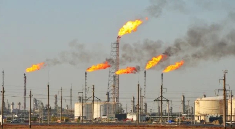 España perderá 5 millones de barriles de petróleo al mes por el cierre del estrecho de Ormuz por Irán.