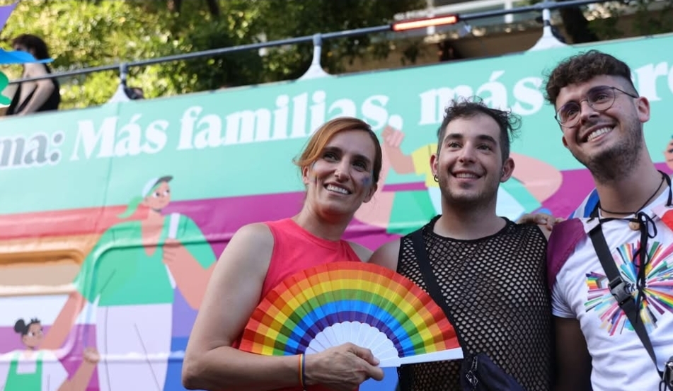 Mónica García exige a Ayuso pagar el cambio de sexo a extranjeros mientras miles de madrileños esperan una operación urgente