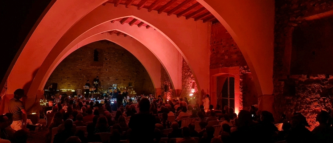 La Villa de El Toro inaugura la Sala Capitular del castillo con un multitudinario y exitoso concierto candlelight a pesar de la lluvia