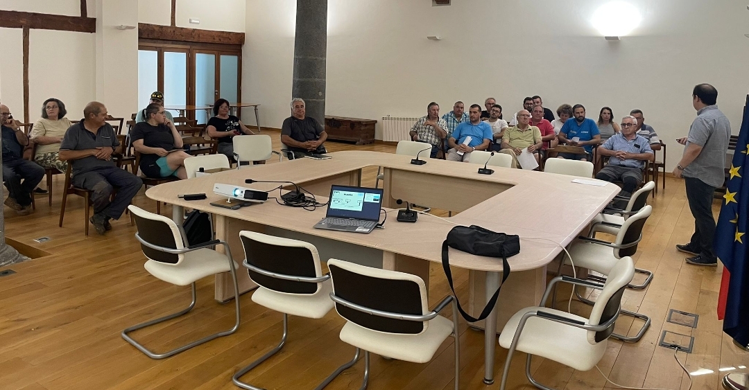 AVA-ASAJA reúne en el Ayuntamiento de El Toro a agricultores y ganaderos para asesorar sobre las nuevas ayudas al relevo generacional