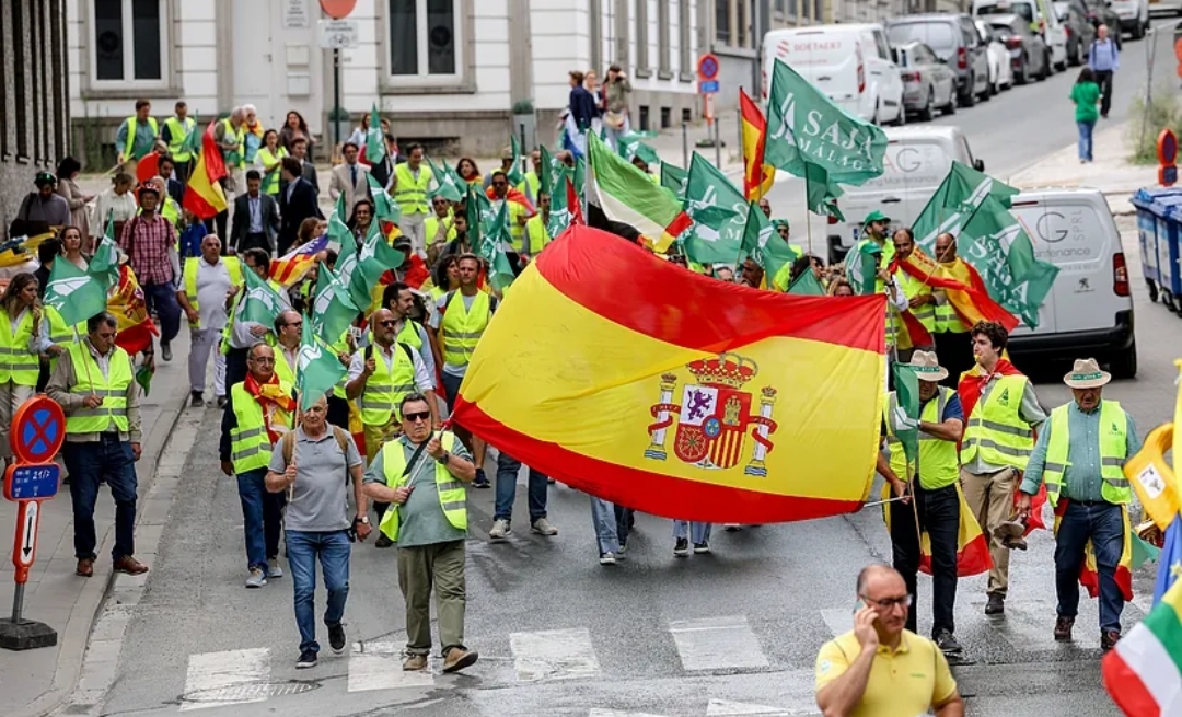 Clamor del campo español contra Bruselas: "Nos recortan el 20% de los fondos agrarios y multiplican por 5 el gasto militar"