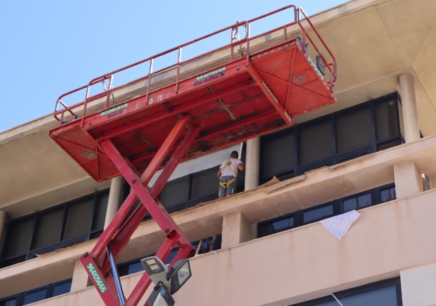 Burriana inicia los trabajos de pintura en la fachada del edificio consistorial