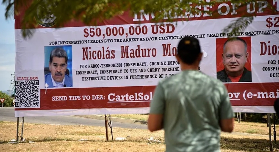 Aparece una valla con la recompensa que pide EEUU por Maduro y Cabello en la frontera de Colombia con Venezuela