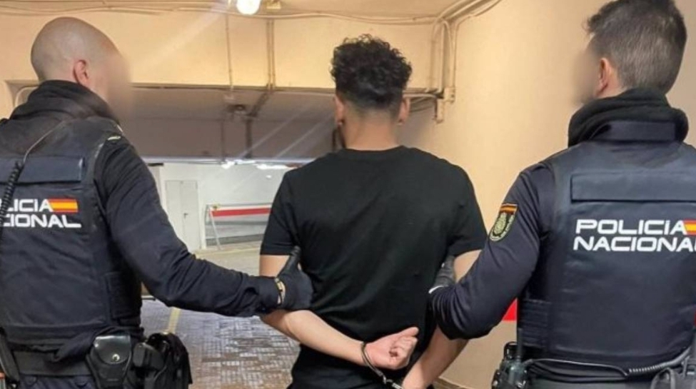 Torrevieja: detenido un marroquí de 18 años por asaltar y apuñalar a una mujer en el portal de su casa