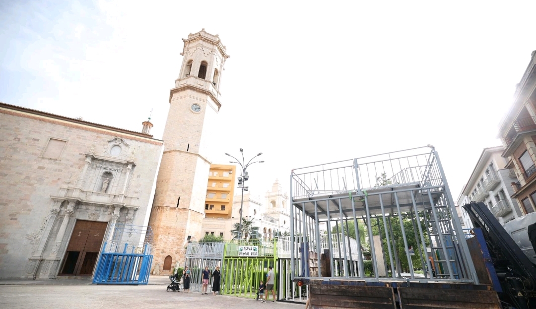 Burriana ultima los preparativos para Les Festes de la Misericòrdia 2025 con el montaje de los cadafales