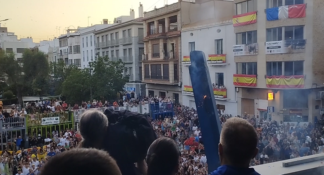 Burriana arranca sus fiestas con un multitudinario chupinazo y la entrada de las peñas