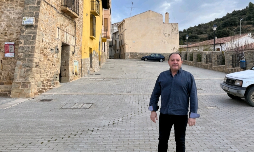 Cortes de Arenoso reduce su huella de carbono con más de un centenar de árboles y placas solares financiados por Consell y Diputación