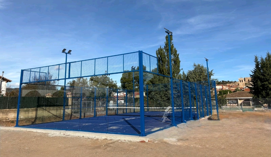La Villa de El Toro refuerza su gimnasio cubierto con una pista de pádel para fomentar el deporte