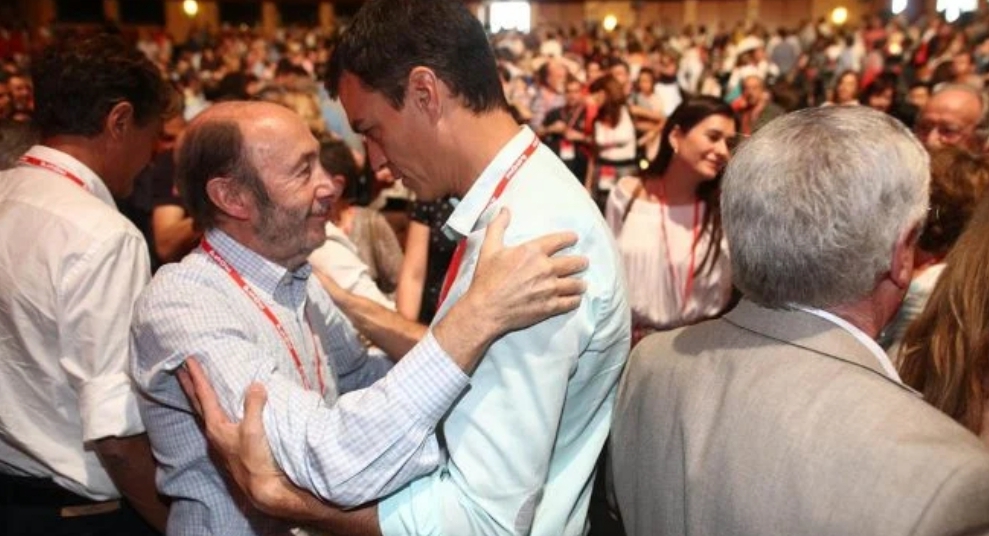El PSOE echa la culpa al muerto: Rubalcaba implantó los pagos en metálico a cambio de facturas