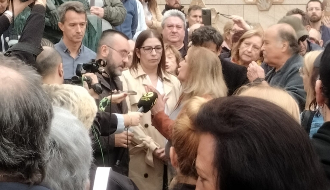 José Benlloch, acorralado por los vecinos de Vila-real por el ‘tasazo’ de la basura: tensión, protestas y presencia de la Policía Nacional