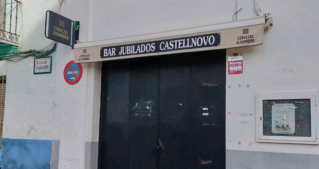Castellnovo cumple más de un año sin el bar de jubilados que el PSOE anunció que abriría en agosto