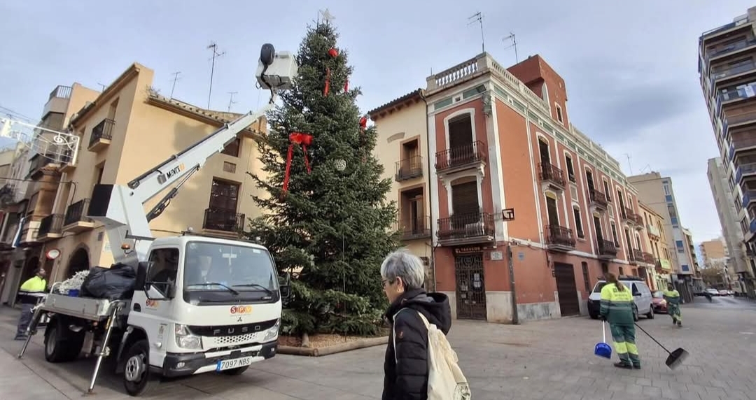 David Martí acusa a Benlloch de derrochar con el árbol de Navidad mientras castiga a los vecinos con el tasazo de basuras con sus 12 metros de altura