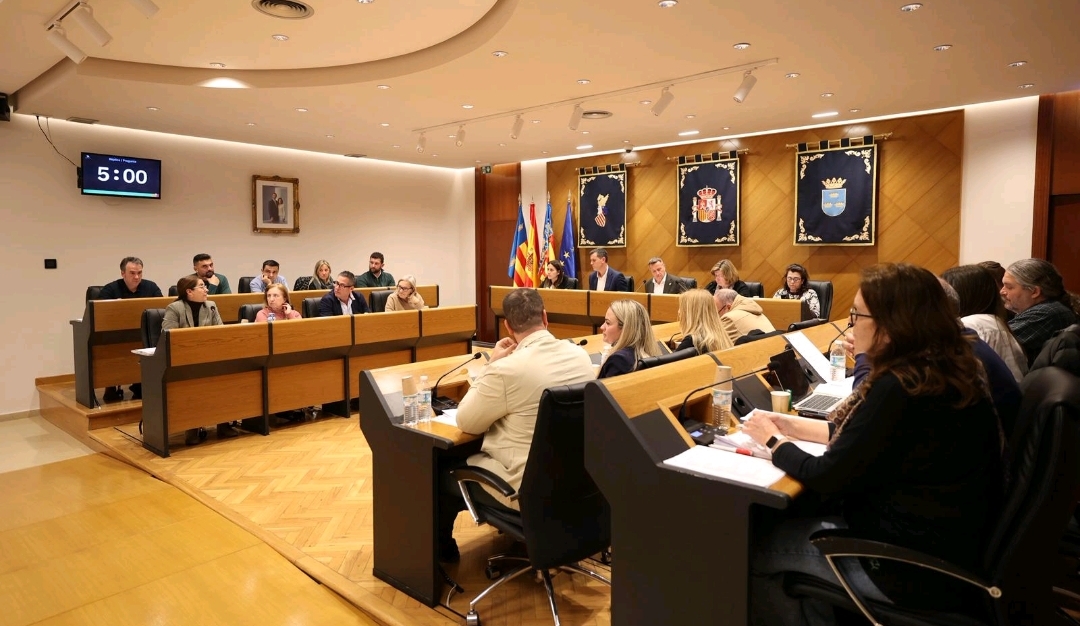 El pleno de Burriana retrata a VOX: propone prohibir el burka y acaba votando en contra tras el encaje legal del PP