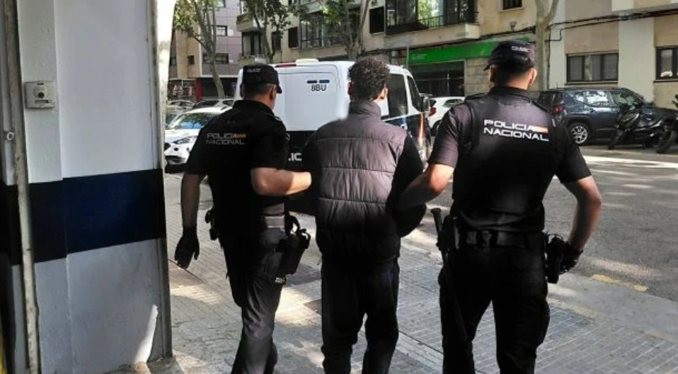 Detenido un marroquí por asaltar a turistas en Palma: tiraba a sus víctimas al suelo para robarles móvil, documentación y tarjetas
