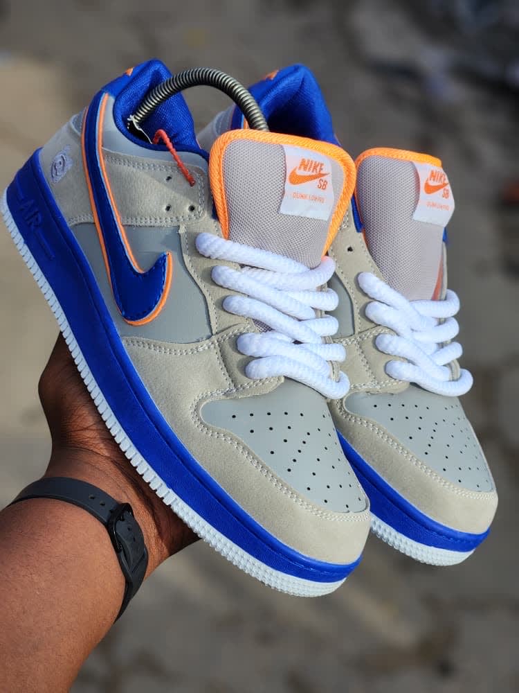 NIKE SNEAKERS