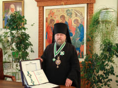 Награждение епископа Тихона орденом Серафима Саровского