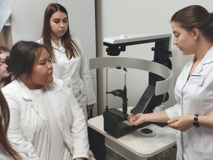 Студенты-медики посетили офтальмологический диспансер в рамках карьерного проекта