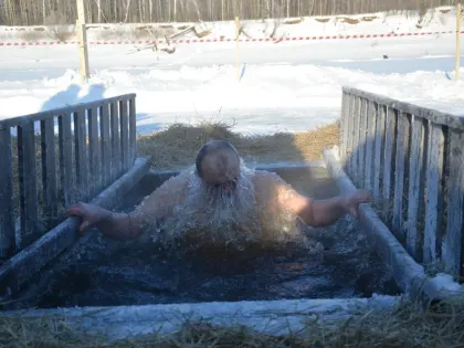 Тюменцам запретили пить воду из проруби на Крещение