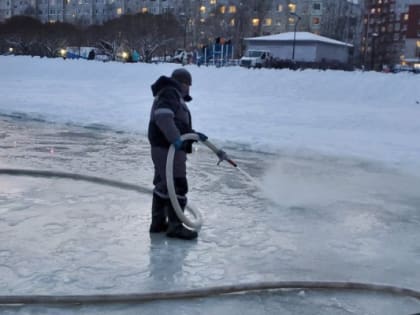 По просьбам тюменцев в городе оборудуют горки и заливают катки