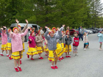 Городской депутат организовал праздничный концерт для пациентов детского стационара ОКБ N 2