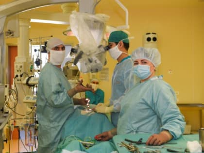 Тюменские нейрохирурги провели операцию пожилой северянке с опухолью спинного мозга