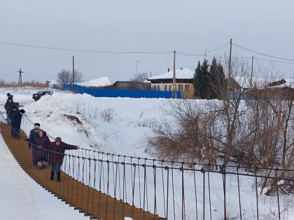 Пешеходный мост открыли по просьбе старейшей жительницы деревни в Аромашевском районе