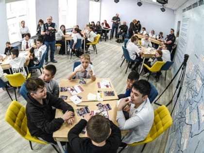 Тюменские школьники прошли железнодорожный квиз и попробовали себя в роли машинистов