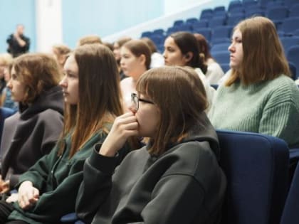 Антон Терехин вместе с волонтерами провел курс по тактической медицине для тюменских школьниц