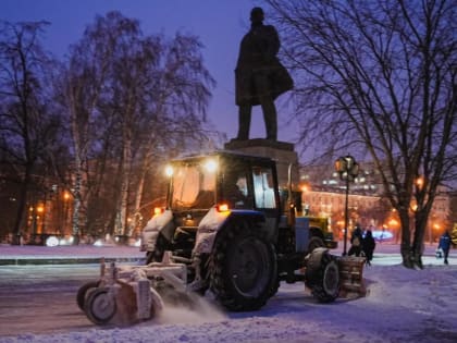 На трассах Тюменской области дежурит снегоуборочная техника