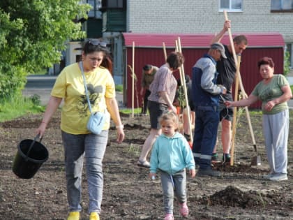 Зеленая инициатива: жители Ялуторовска высадили деревья в новом сквере