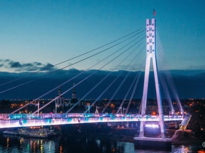 Праздничную подсветку включат на мосту Влюблённых в День России