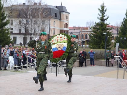 Тоболяки торжественно возложили цветы к Вечному огню. Фото