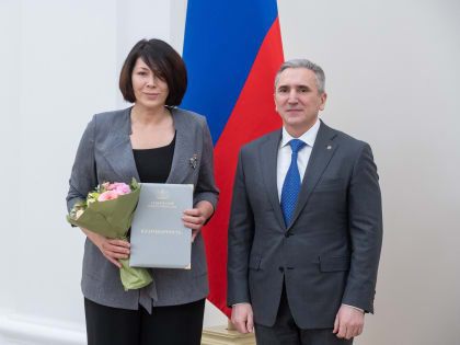 Александр Моор поощрил специалиста поликлиники №3