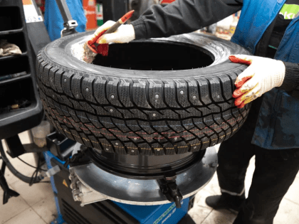 Мужчина сломал обе руки во время подкачки автомобильных колес в Ишиме