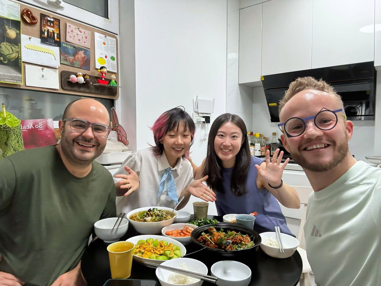 Guests at dinner with Chuan 川