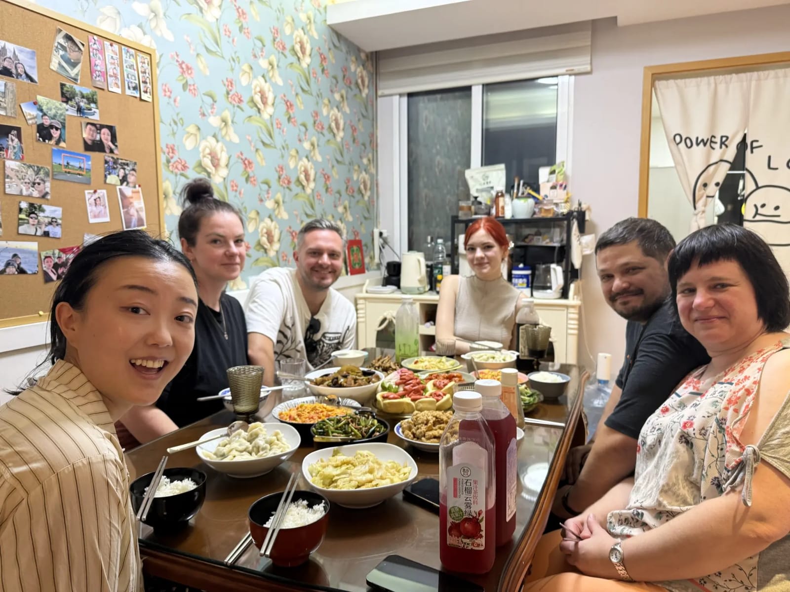 Guests at dinner with Wendi & Simon