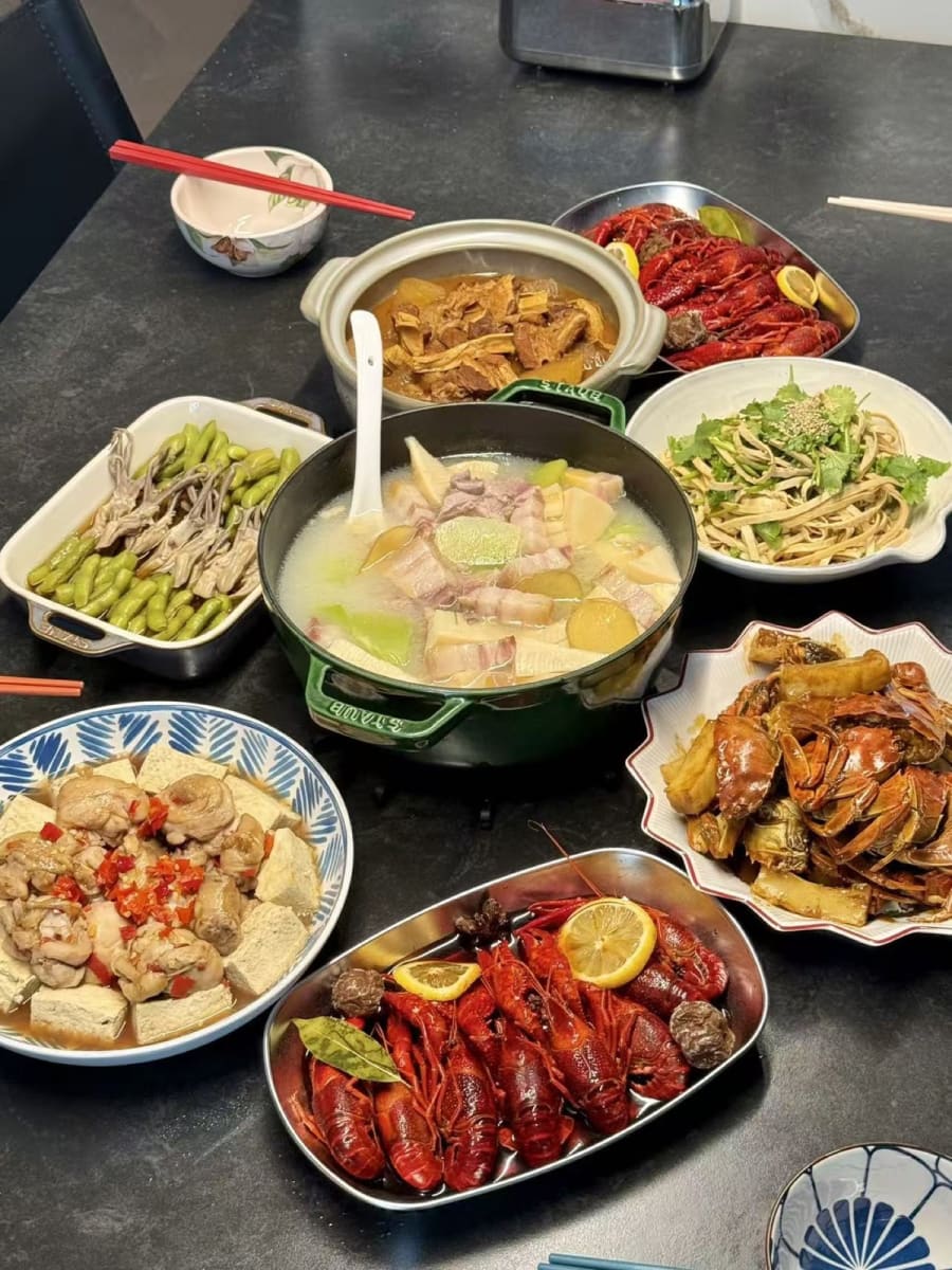 A home-cooked table at Yiting's home