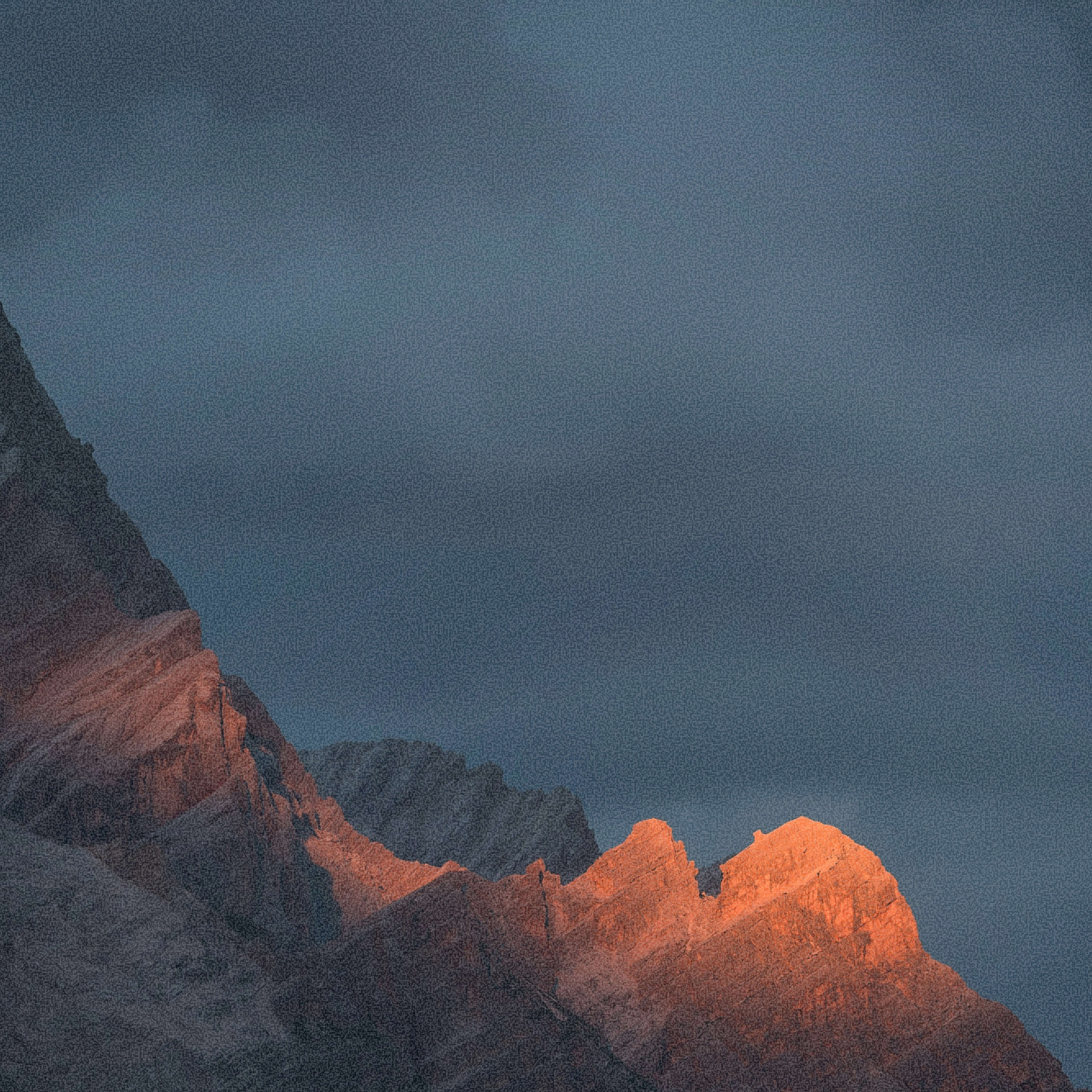 Logo Finthesis sur un arrière-plan de montagne