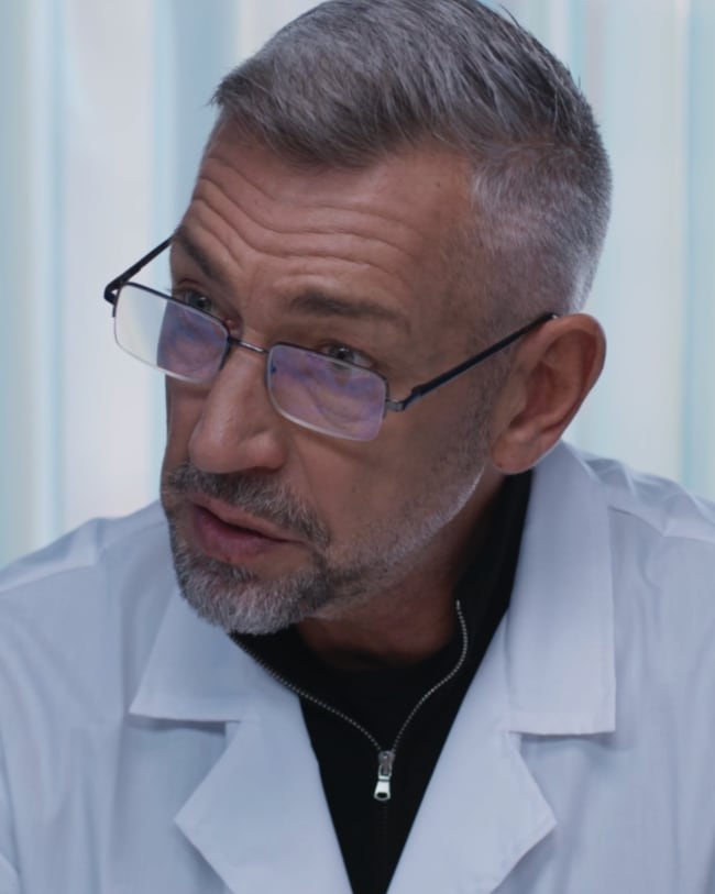 Снимката показва Велизар Соколов – Заки във филма „Фабрика за кокошки“